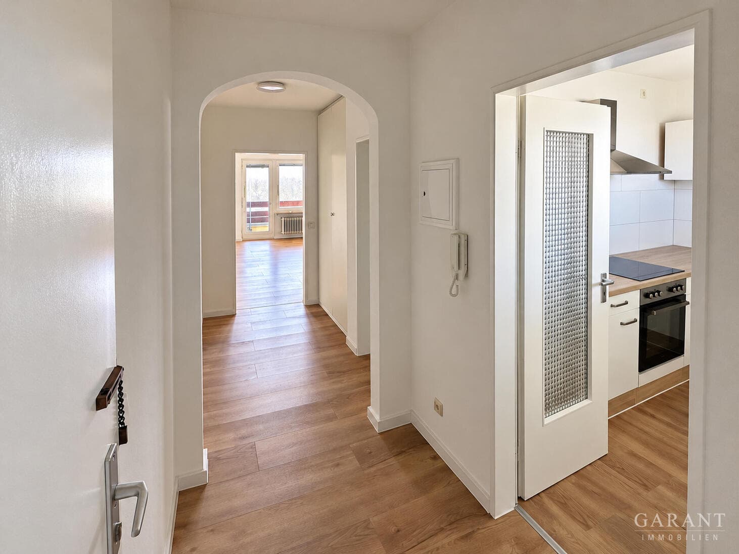 Frisch renoviert und neu vermietet: Helle 1-Zimmer-Wohnung mit Balkon und Tiefgaragenstellplatz