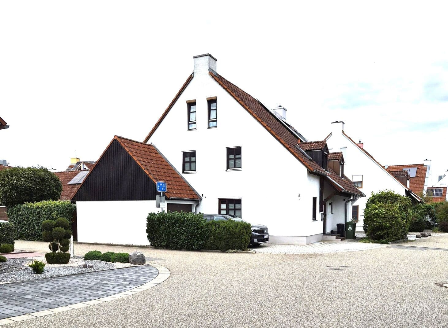 Exklusiver Wohntraum in Neutraubling: Vollsanierte Doppelhaushälfte mit Sauna Oase!