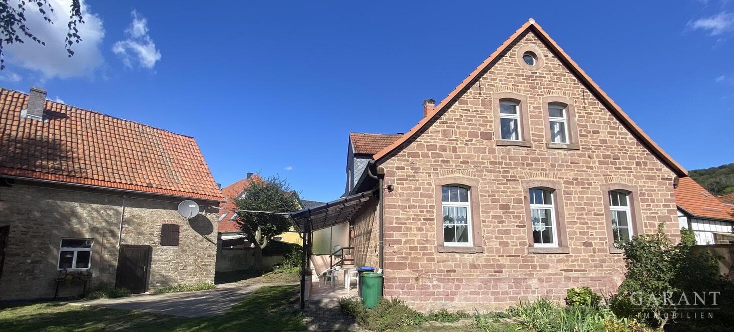 Großes Einfamilienhaus mit ca. 218 qm Wohnfläche, Treppenlift und Scheune in ruhiger Lage