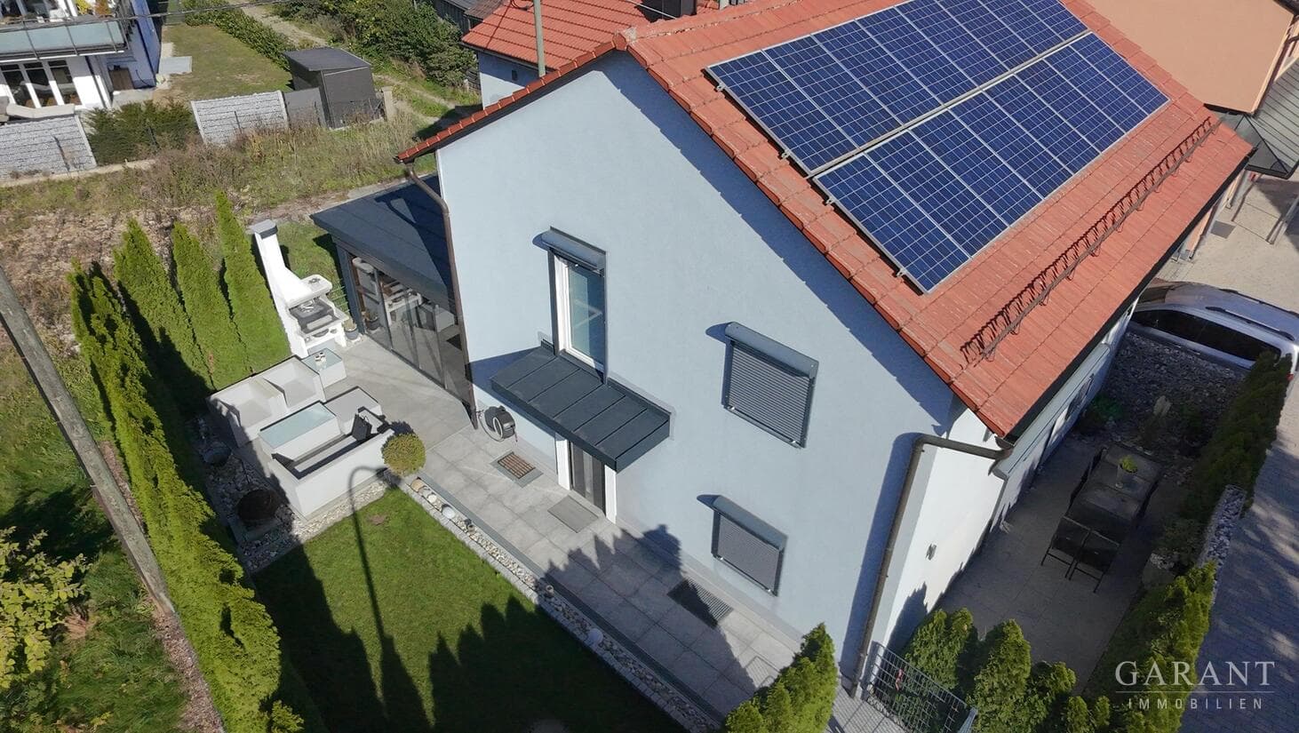 Exklusives Wohnerlebnis mit stilvoll kernsaniertem Einfamilienhaus und großzügigen Außenbereichen