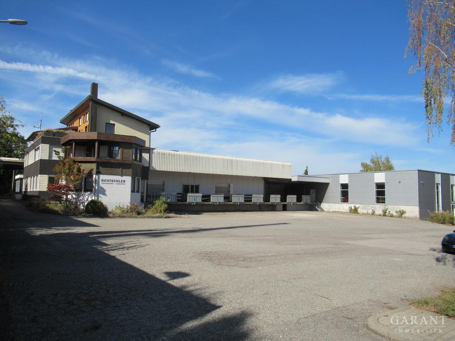 Logistik- und Gewerbeimmobilie mit Büroflächen und großzügigen Freiflächen