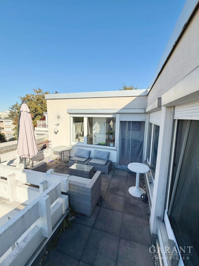 Zentral und ruhig: Helle 2 1/2 Zimmer-Wohnung mit Dachterrasse!