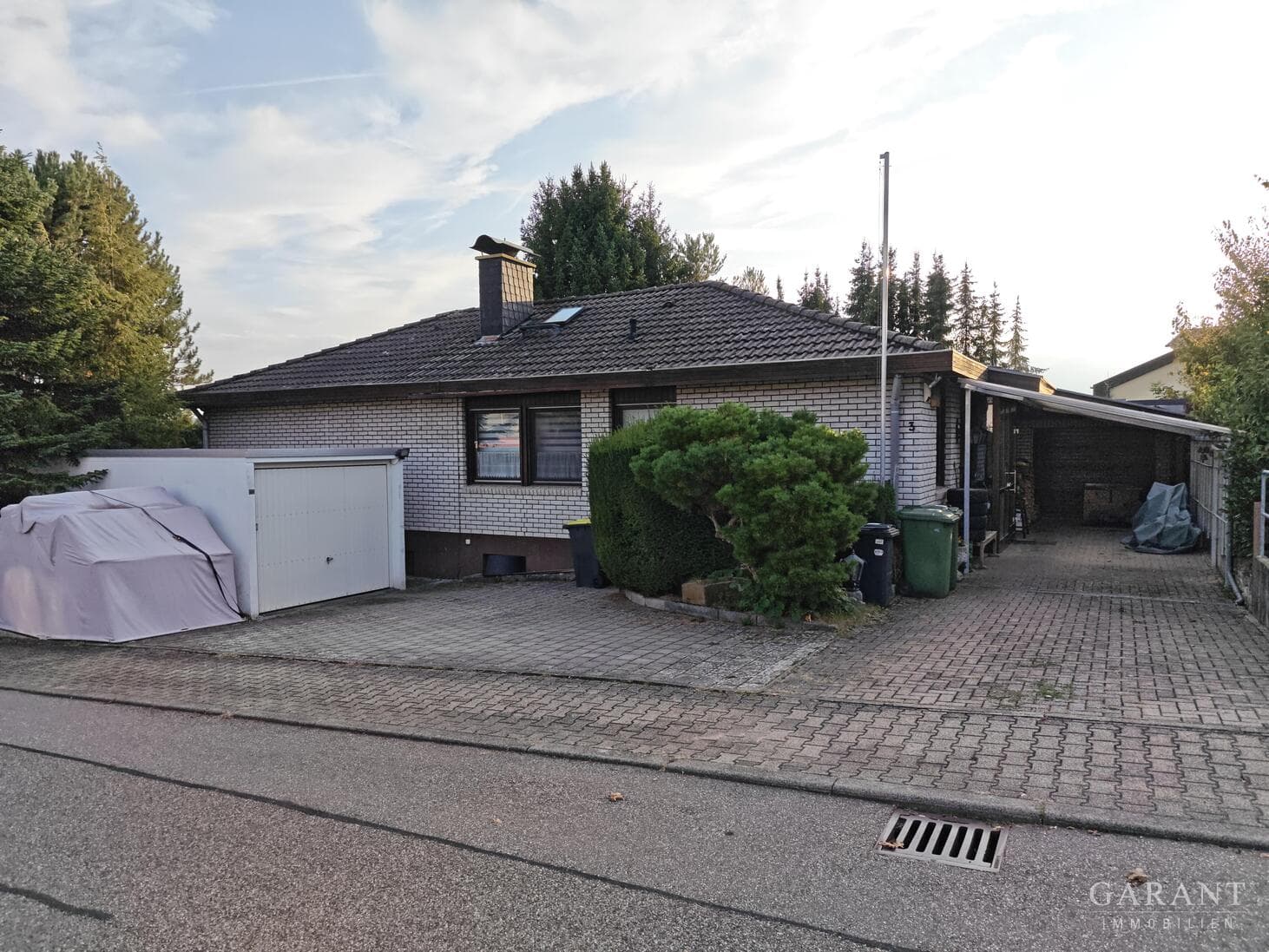 Großzügiger Bungalow mit Einliegerwohnung, Wärmepumpe, PV & Traumgarten