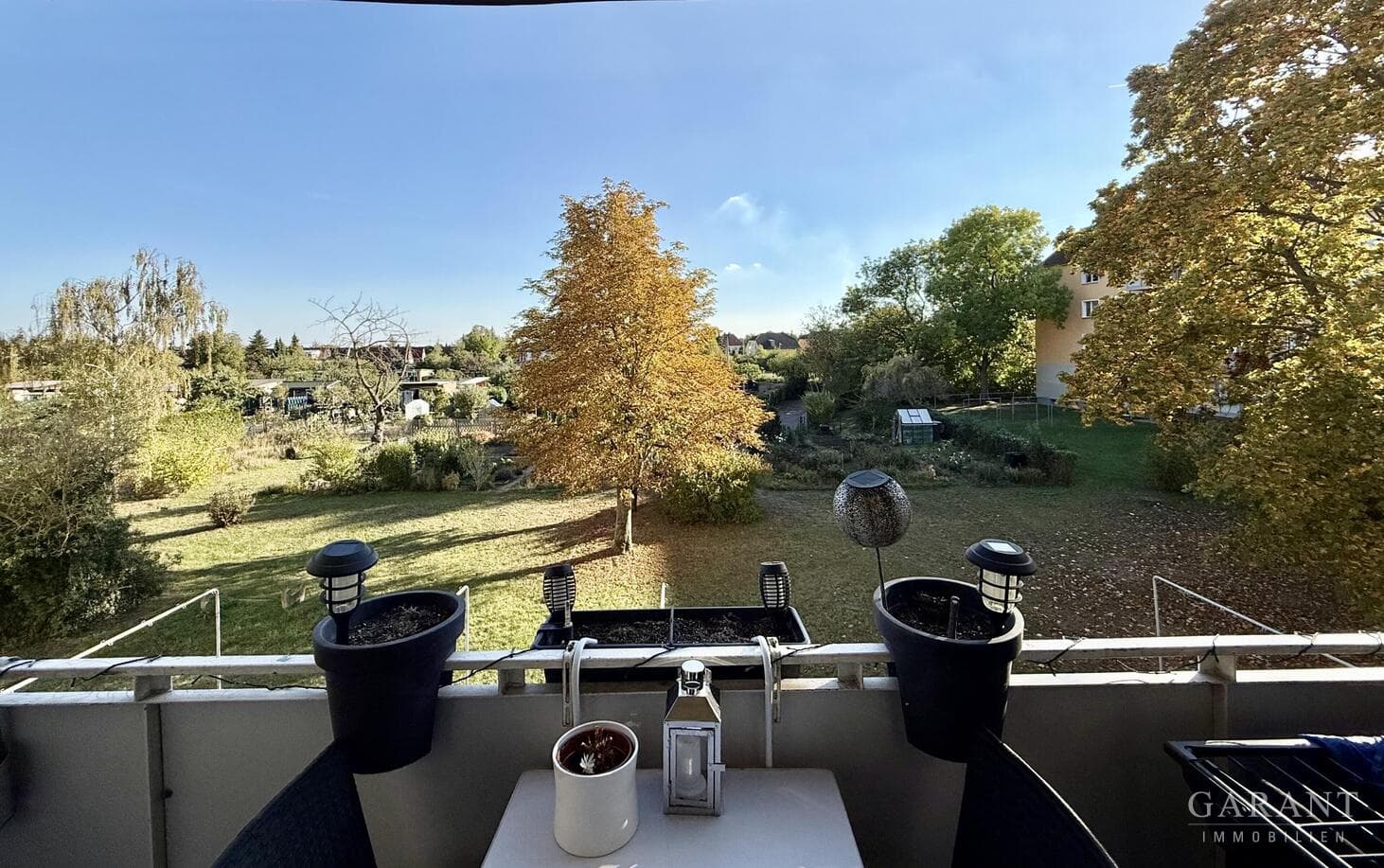 Drei Zimmer zum Wohlfühlen mit Balkon, Kamin und Küche inklusive