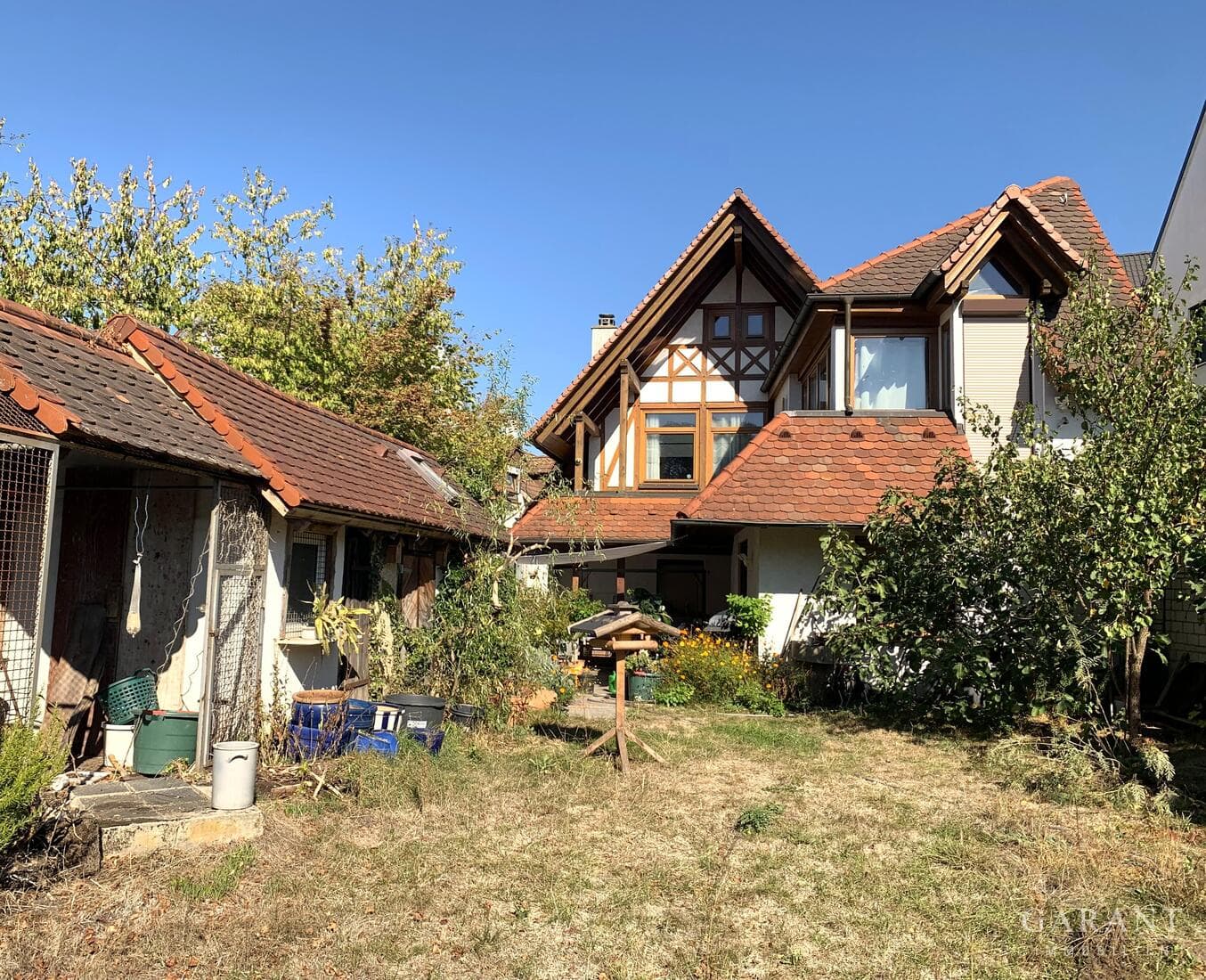 Besonderes Haus mit vermietetem Nebengebäude für Gartenliebhaber