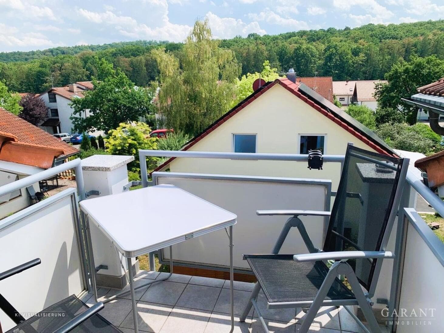 Sonnenverwöhnte Dachgeschoss-Wohnung mit zwei Balkonen und schöner Aussicht in ruhiger Lage