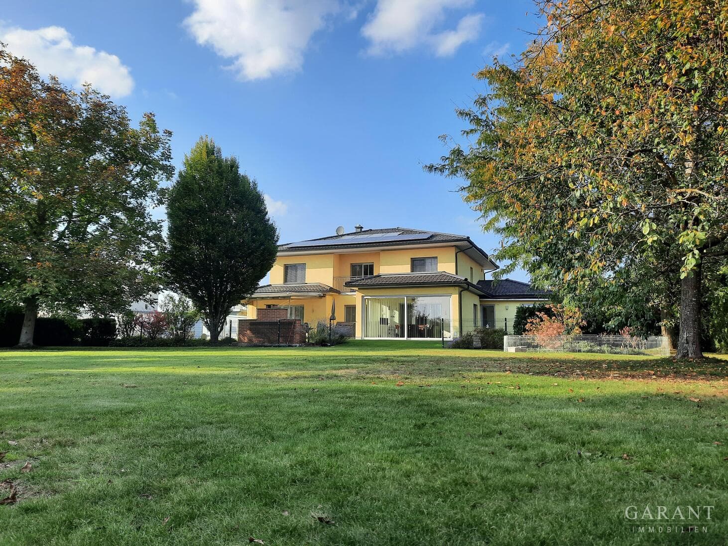 Gepflegter geht es nicht! Luxus-Einfamilienhaus mit Pool, Weinkeller und exqusitem Innenleben!