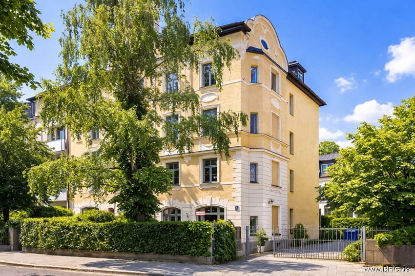 Charmante Altbauwohnung mit Balkon im Münchner Westend
