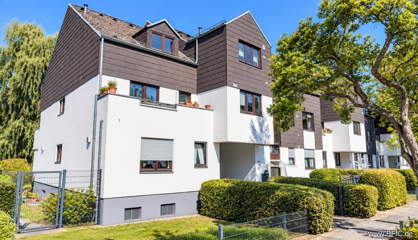 Alt-Lankwitz: 2 Zimmer, ca. 77 m², Erdgeschoss, Terrasse, Tiefgaragenstellplatz