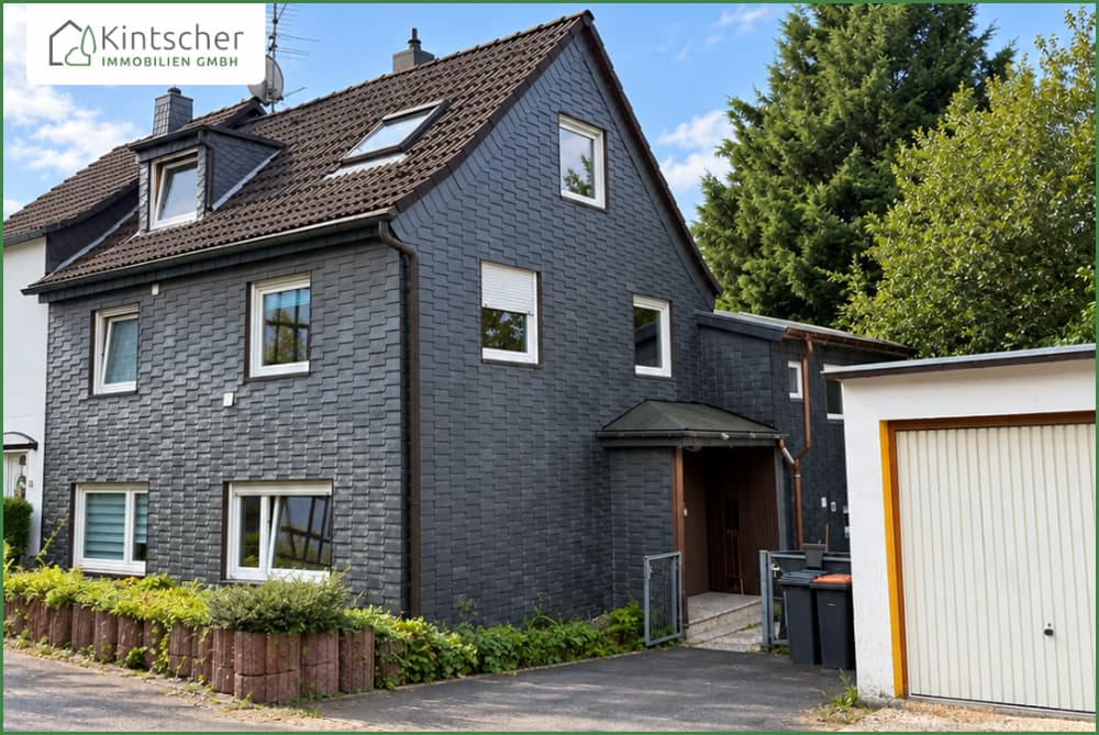 Sanierungsbedürftiges Einfamilienhaus mit Einliegerwohnung, Garten und Doppelgarage in Burscheid