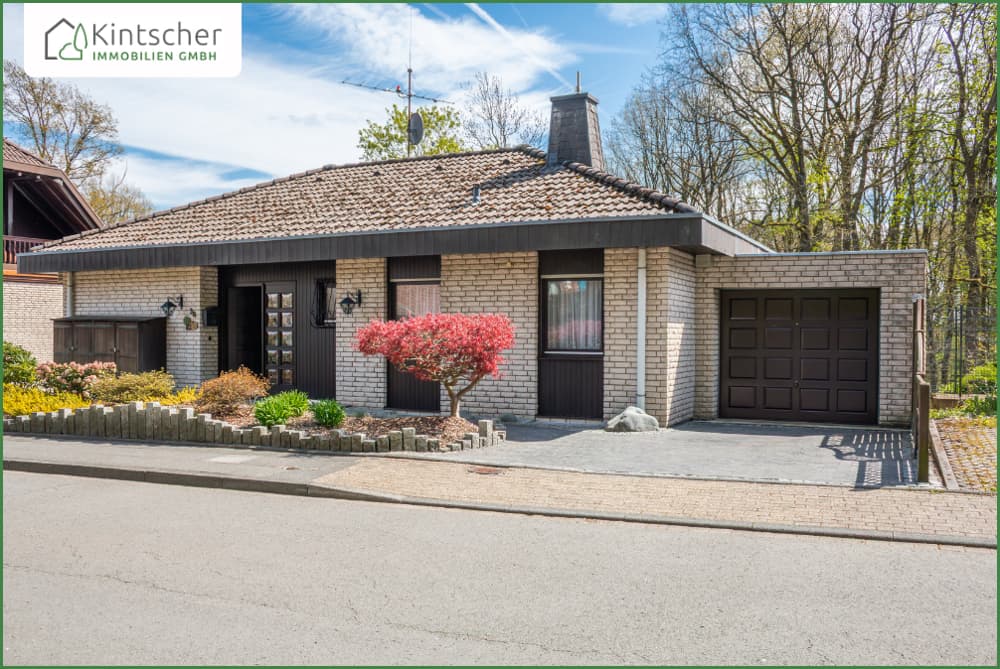 Einfamilienhaus / Bungalow mit Kamin - Garten - Garage - Schwimmbad und Sauna - in Burscheid Hilgen