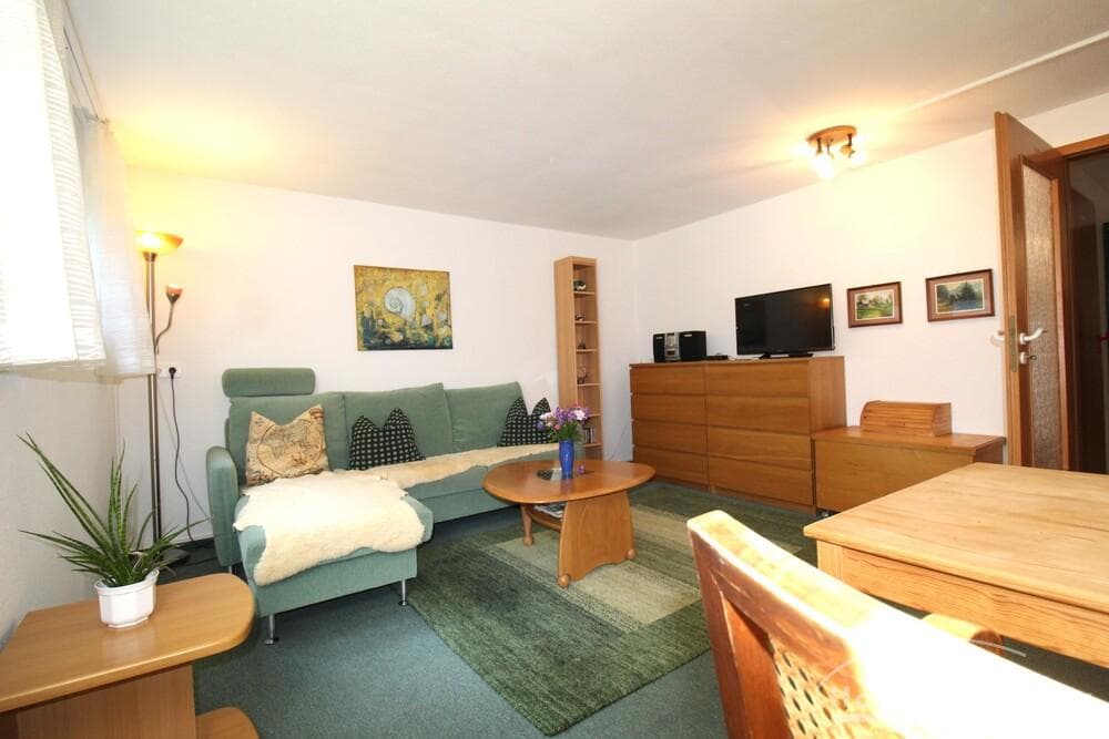 25896 HomeCompany Dresden Möbliert/Furnished 2-Zimmer Souterrain Apartment in Dresden-Leubnitz/Neuostra max. 1 Person