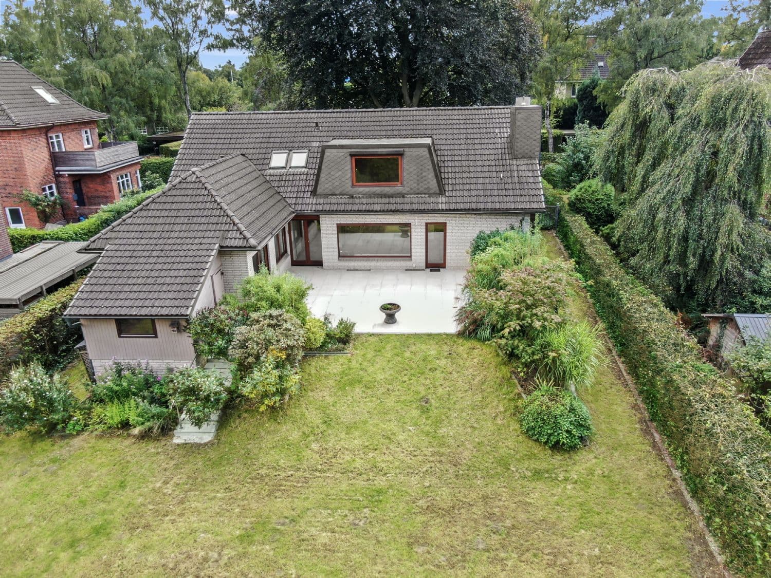 PRIVATES FAMILIENREFUGIUM AUF PARKÄHNLICHEM GRUNDSTÜCK – WALDGEMEINDE GROSSHANSDORF