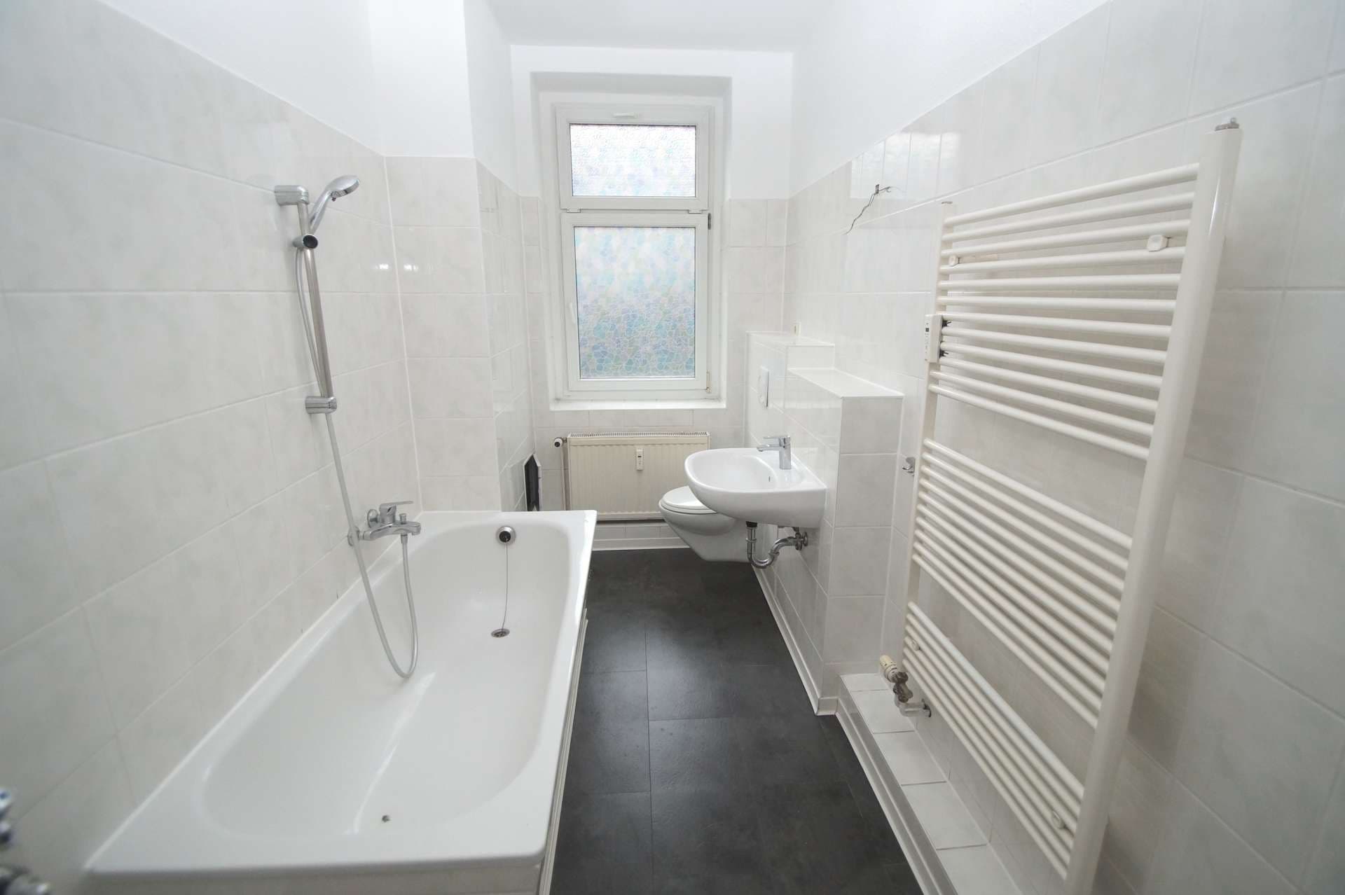 3-Zimmer-EG-Wohnung in Lindenau, Laminat, Badewanne