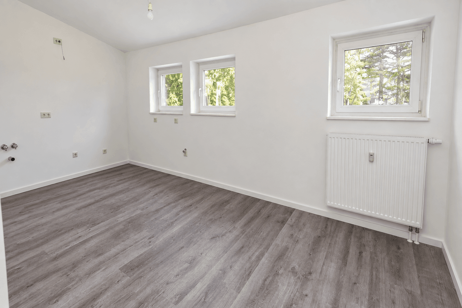 4-Zimmer-DG-Wohnung mit 2 BALKONEN, Badewanne, Laminat ab Dezember 2026
