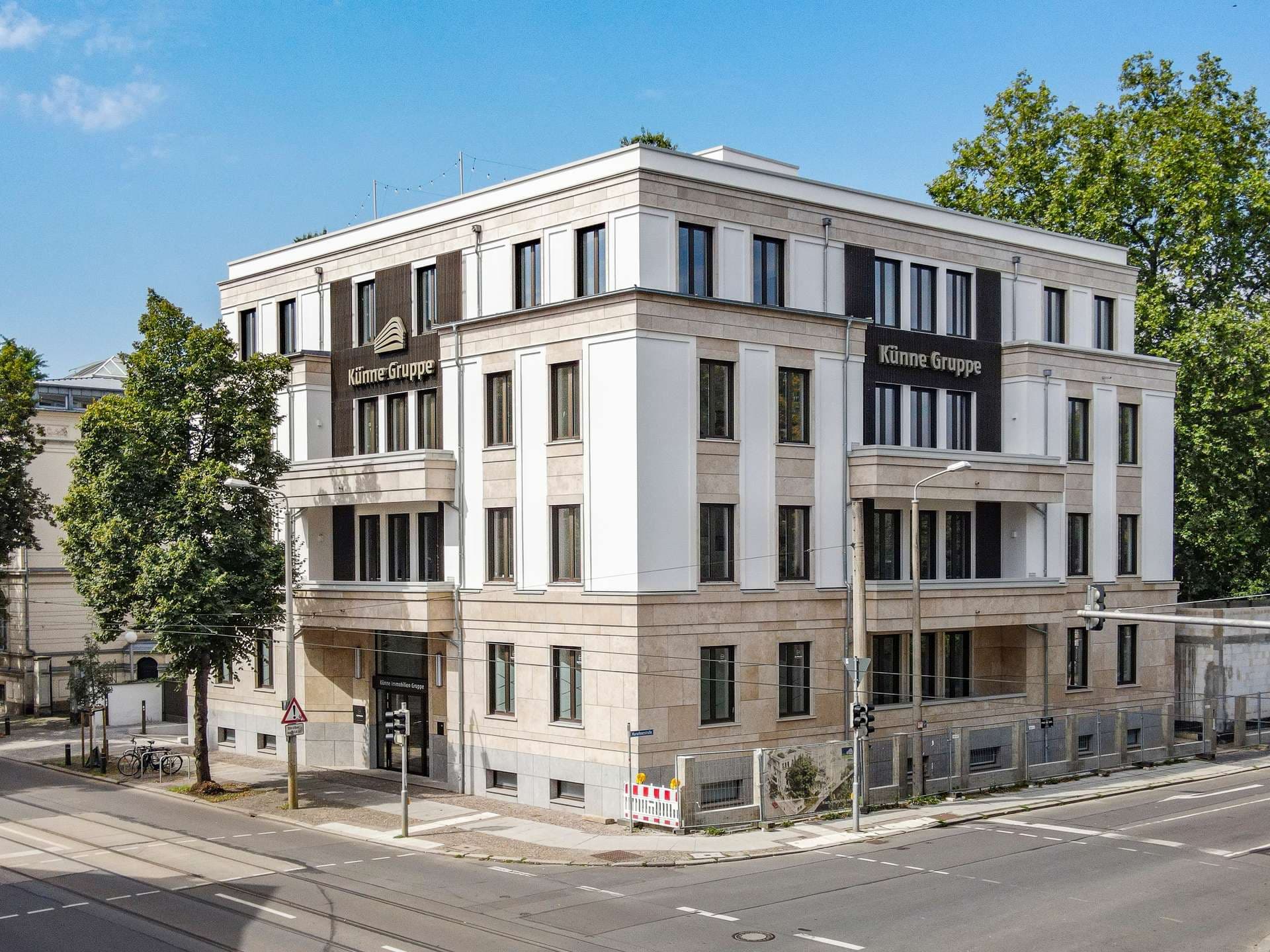 teilsaniertes Mehrfamilienhaus mit Balkonen in ruhiger Anliegerstraße