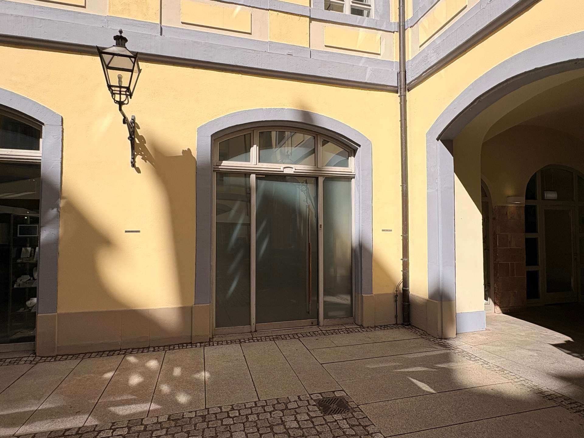 kleines Gewerbe mit Schaufensterfront im Barthels Hof zu vermieten!