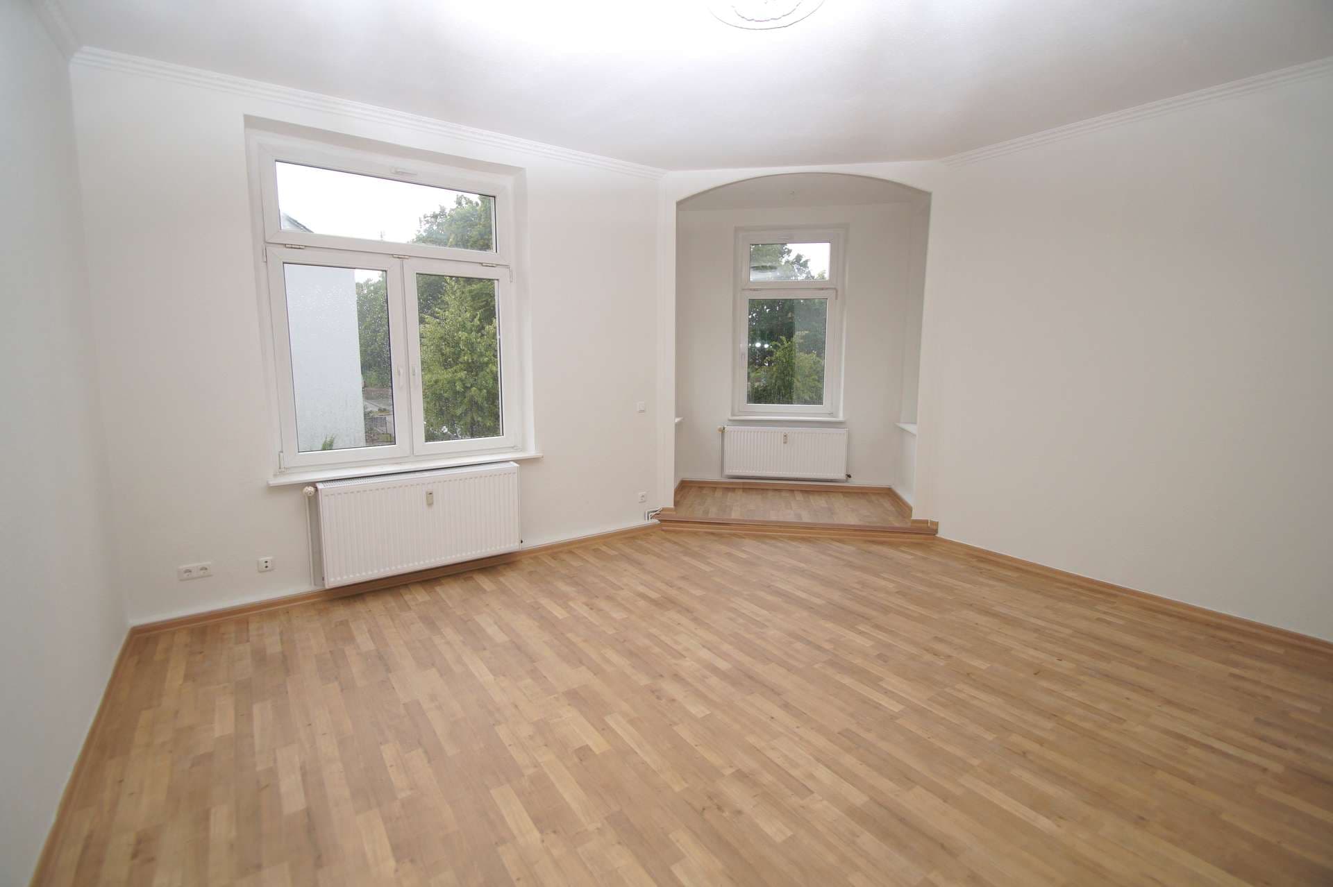 4-Zimmer-Wohnung mit BALKON in Taucha, Bad mit Wanne, Laminat