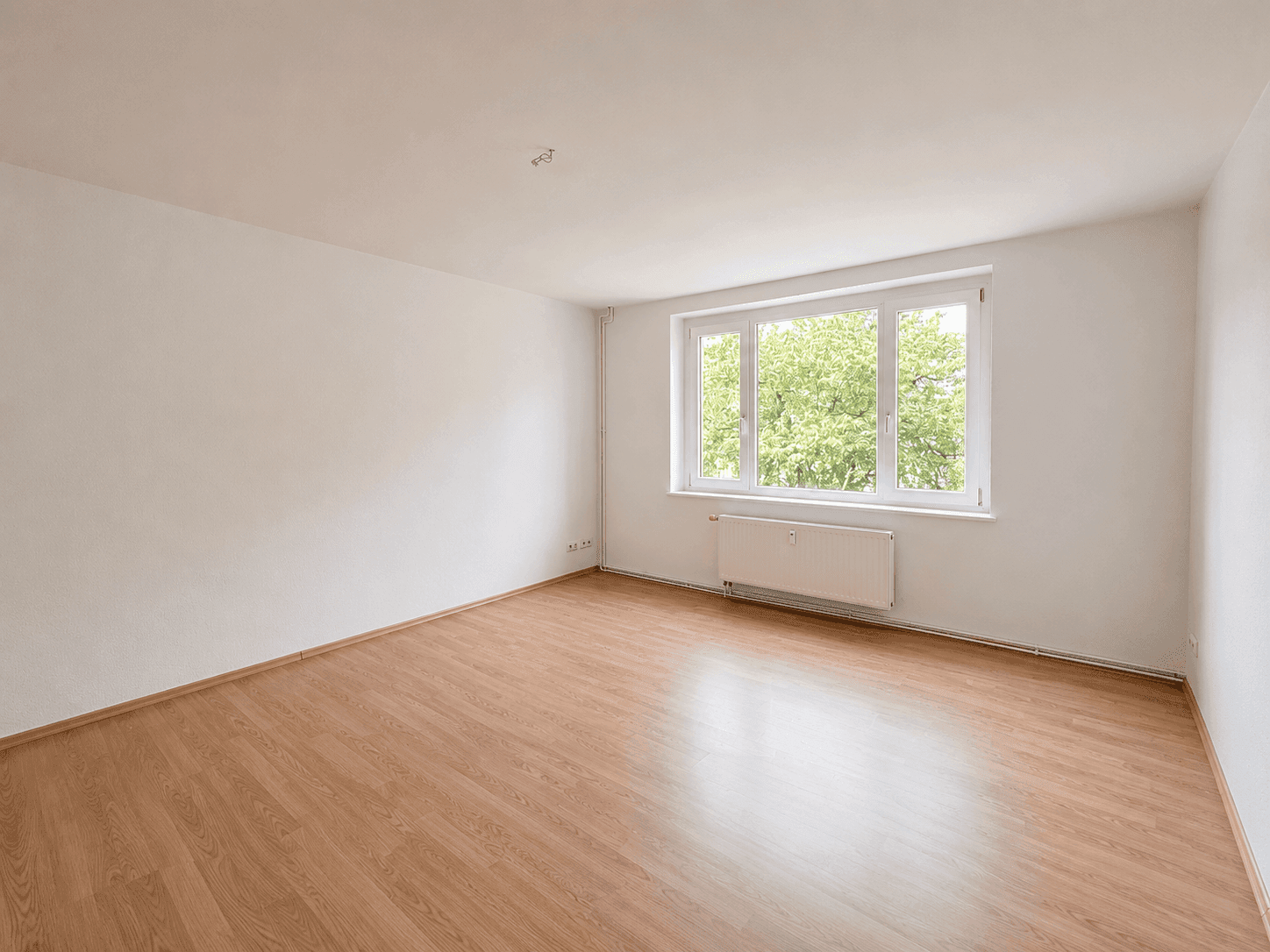 große 2 Zimmerwohnung mit Dusche, Wanne und Balkon ins Grüne!