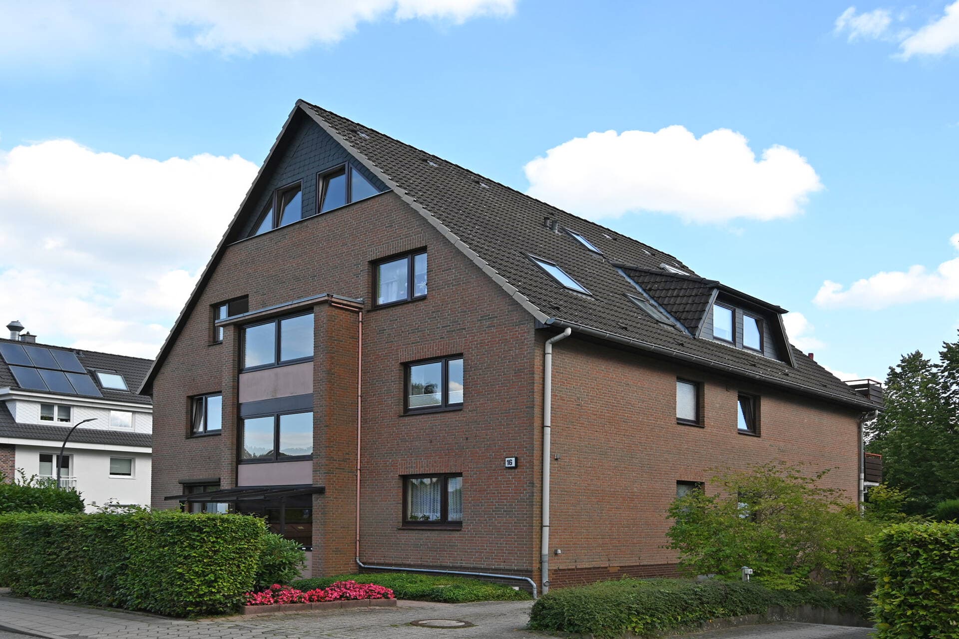 Schöne 3 Zimmer Maisonette Wohnung mit Balkon und Tiefgaragenstellplatz in HH-Volksdorf.