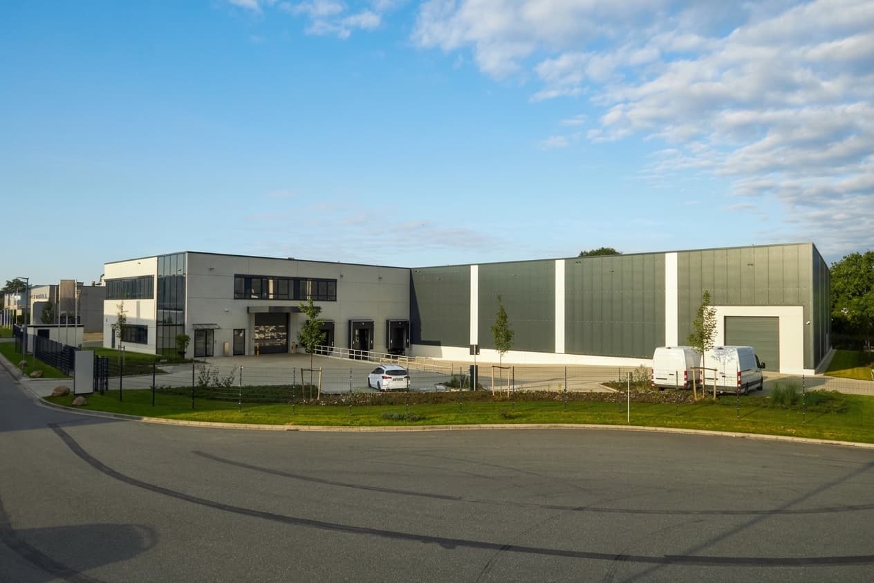 Neuwertige, moderne Lagerhalle inkl. PV und Hochregal in verkehrsgünstiger Lage 1km zur A1