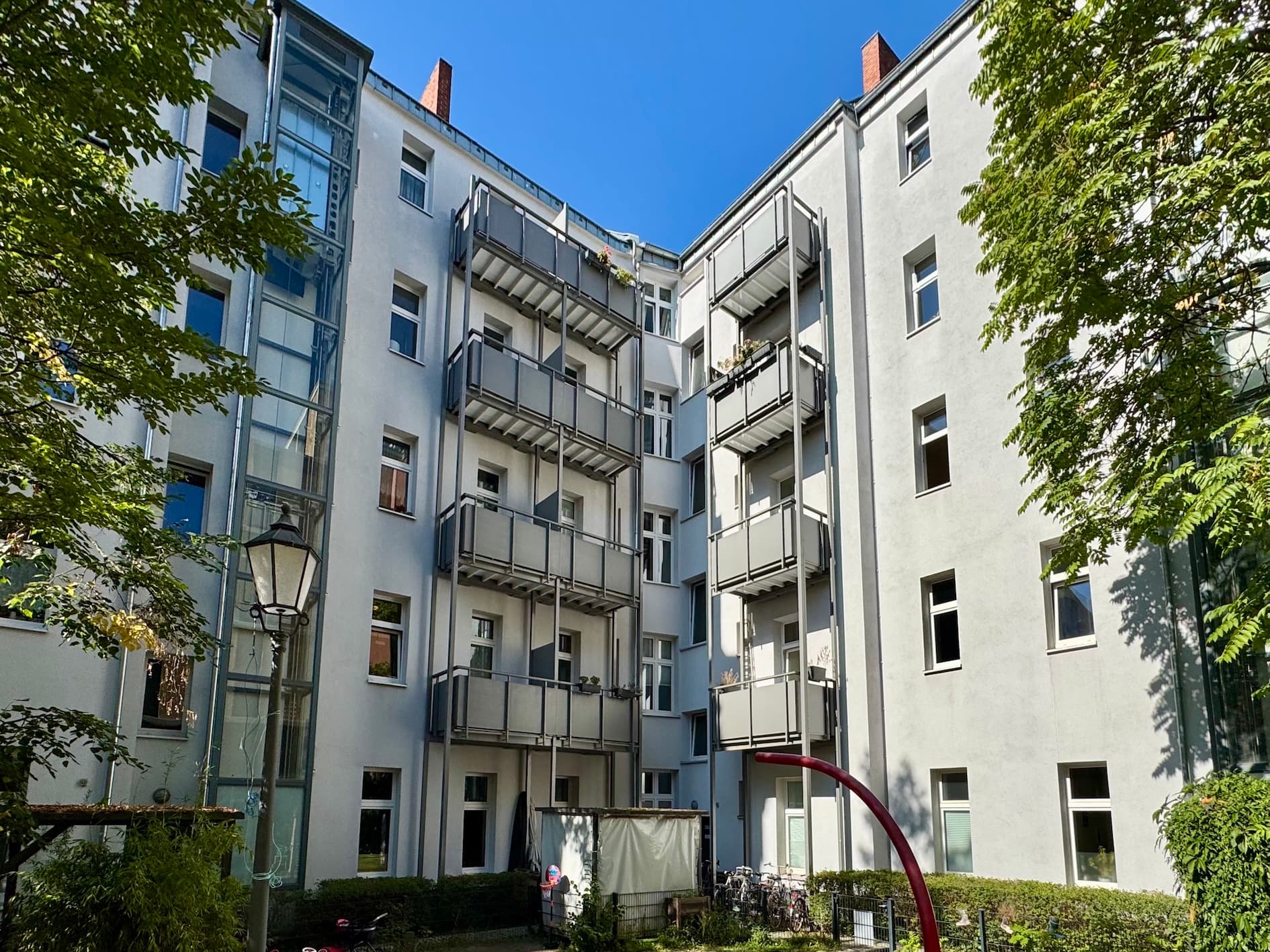 Modernisierte 2-Zimmer-Wohnung im Altbau im Brunnenviertel/Gesundbrunnen mieten, Balkon, ca. 73 m²