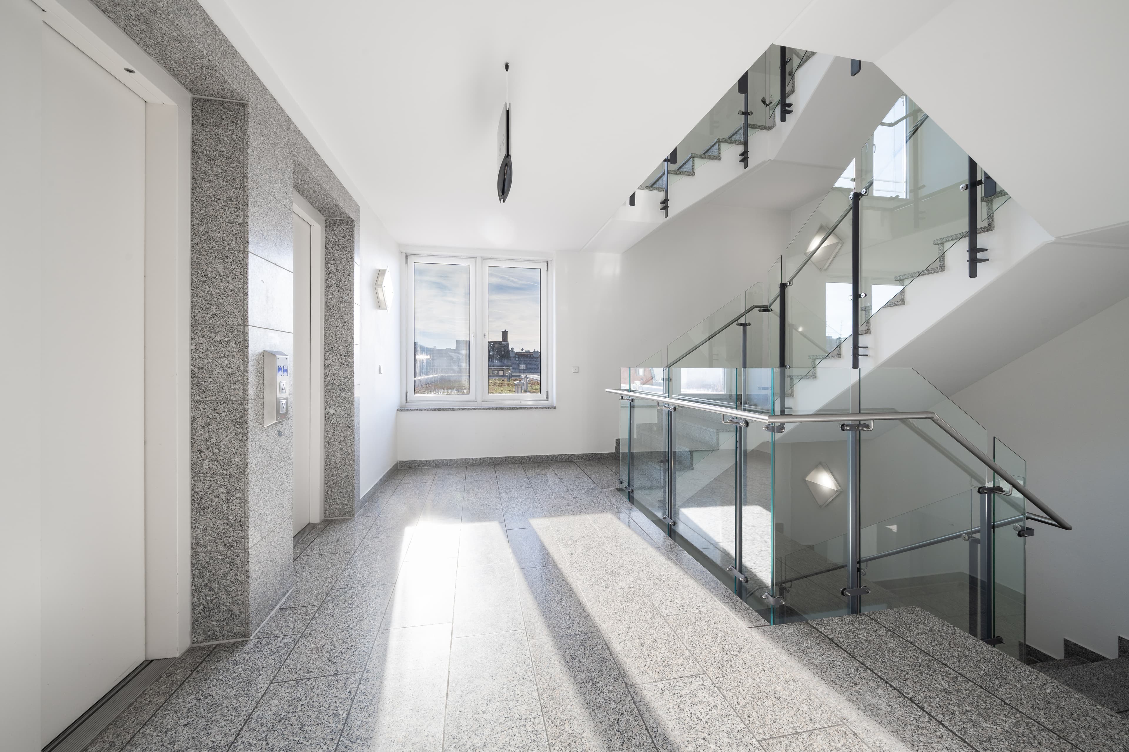 MÜNCHNER IG: Bis 35.000 € Sollmiete p.a. – 2-Zimmer-WG-Potenzial in Neuhausen, U-Bahn 2 Min.