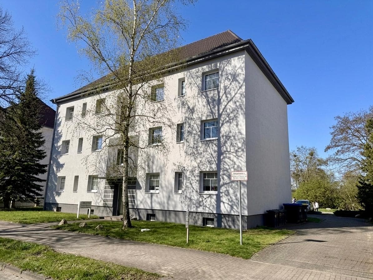 HORN IMMOBILIEN++ RESERVIERT! Neustrelitz, Mehrfamilienhaus mit 6 WE, Balkone, Stellplätze und Keller -vermietet-