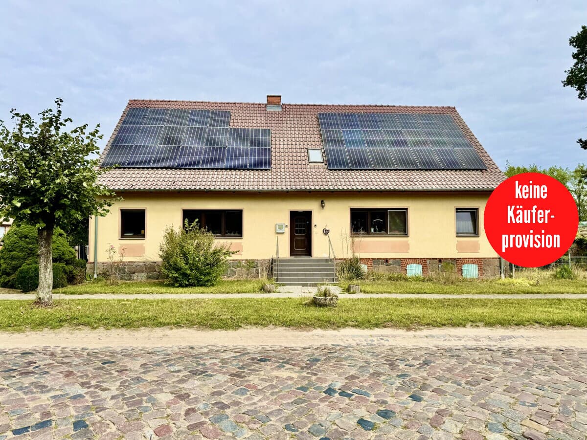 HORN IMMOBILIEN ++ Einfamilienhaus in Nadrensee mit viel Platz, großem Garten, Kamin und PV‑Anlage.