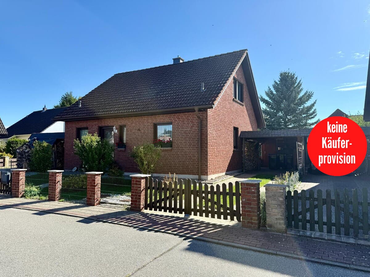 HORN IMMOBILIEN++ Ihlenfeld bei Neubrandenburg, schönes Einfamilienhaus mit Carports und PV - Anlage