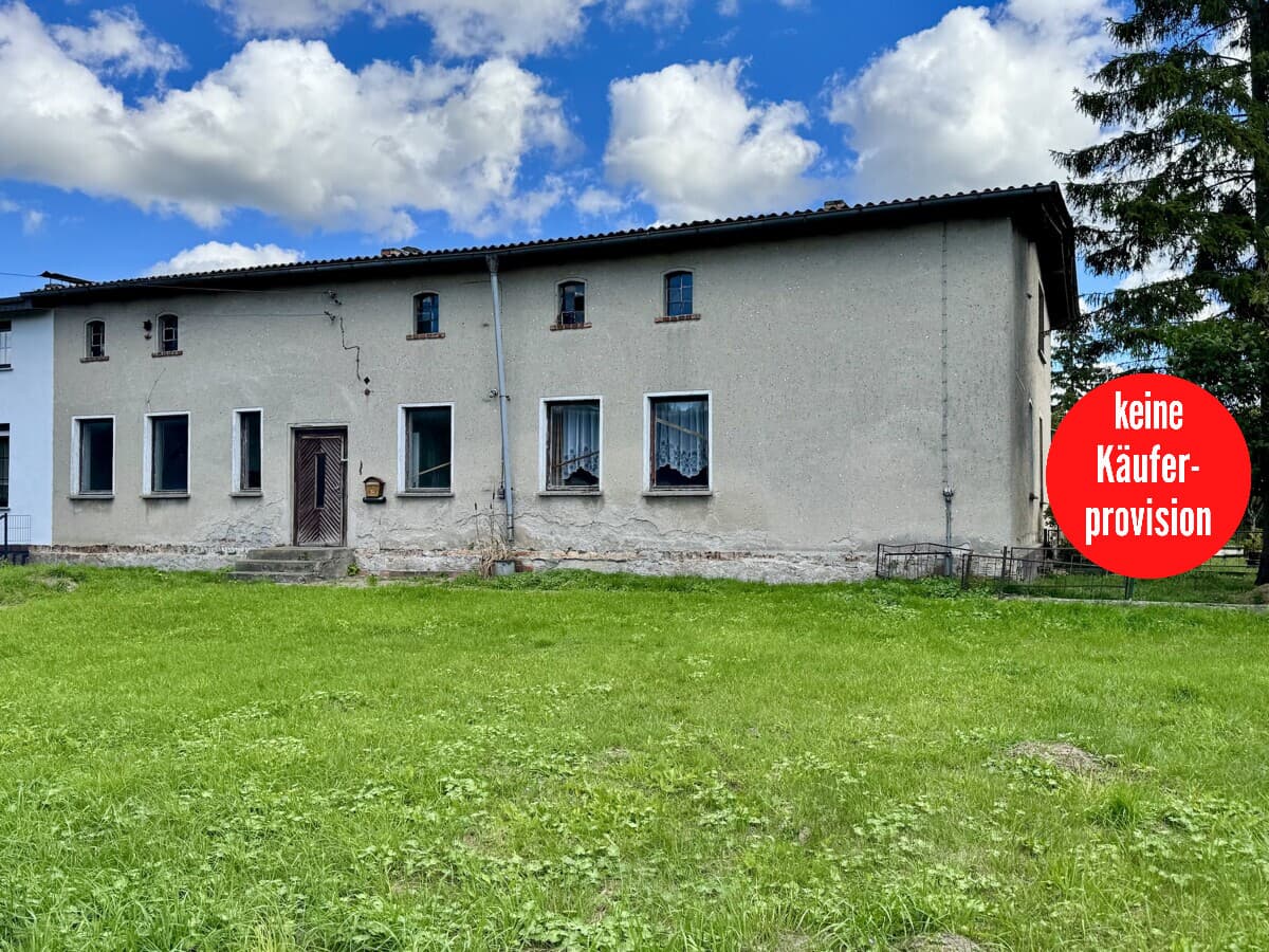 HORN IMMOBILIEN ++ Sanierungsbedürftiges Haus mit Doppelgarage und Scheune in Polzow