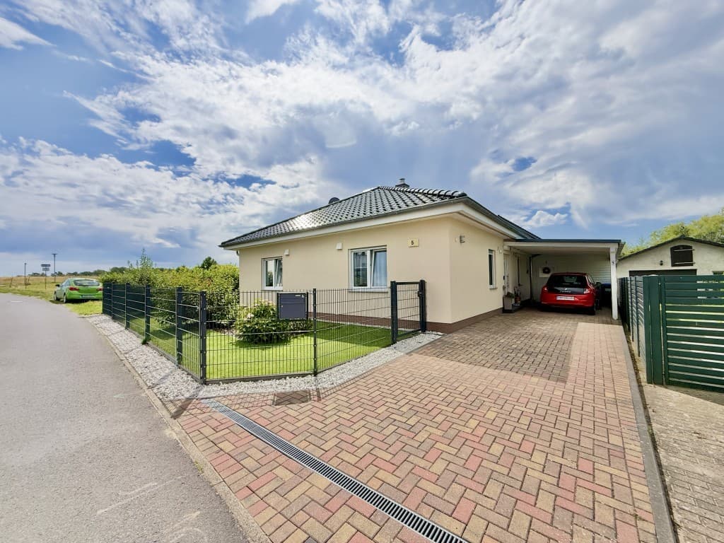 Einfamilienhaus im Bungalowstil mit Carport und überdachter Terrasse - Grüneberg