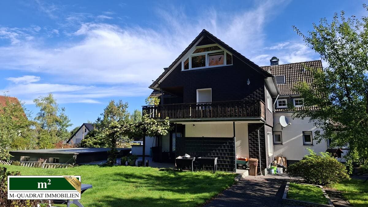schönes Zweifamilienhaus mit traumhaftem Grundstück und drei Garagen