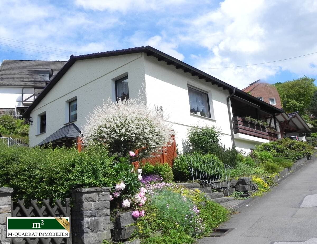 Gepflegtes Zweifamilienhaus mit Garage und Doppelcarport sucht neuen Eigentümer