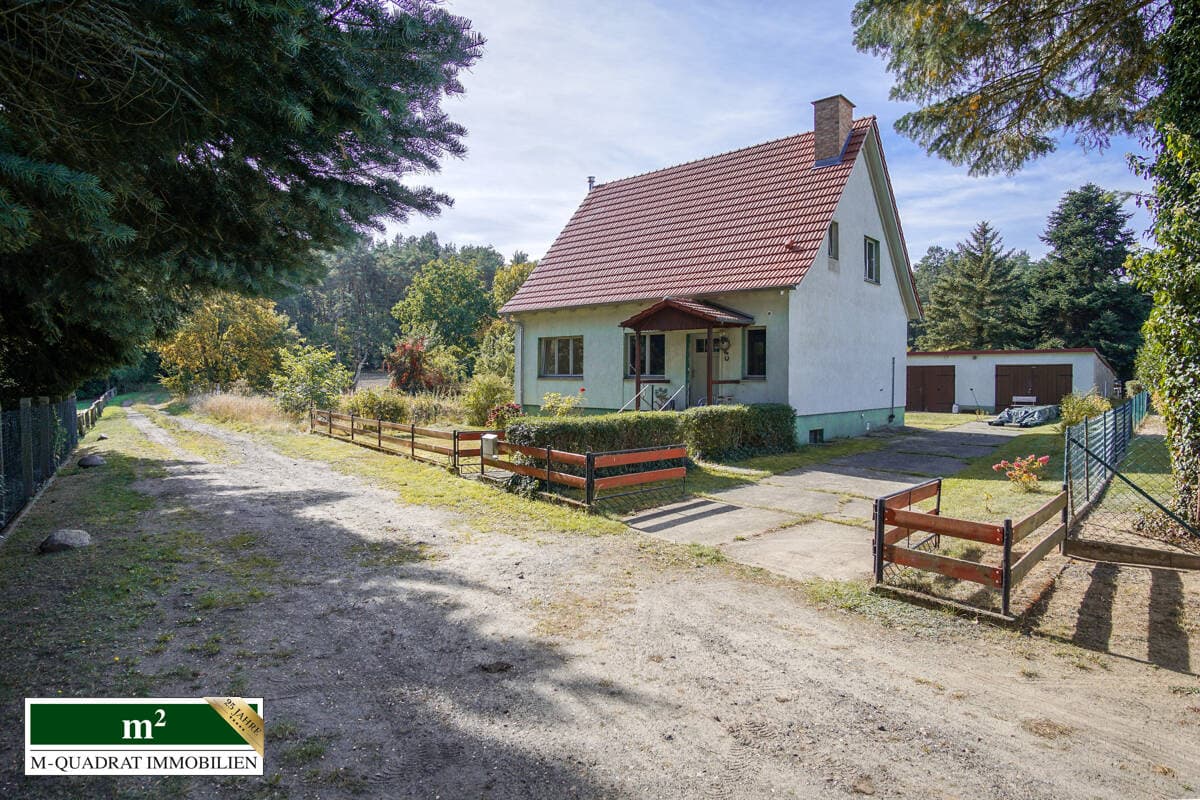 Ökologisch modernisiertes Einfamilienhaus in Randlage mit großem Garten und Doppelgarage.
