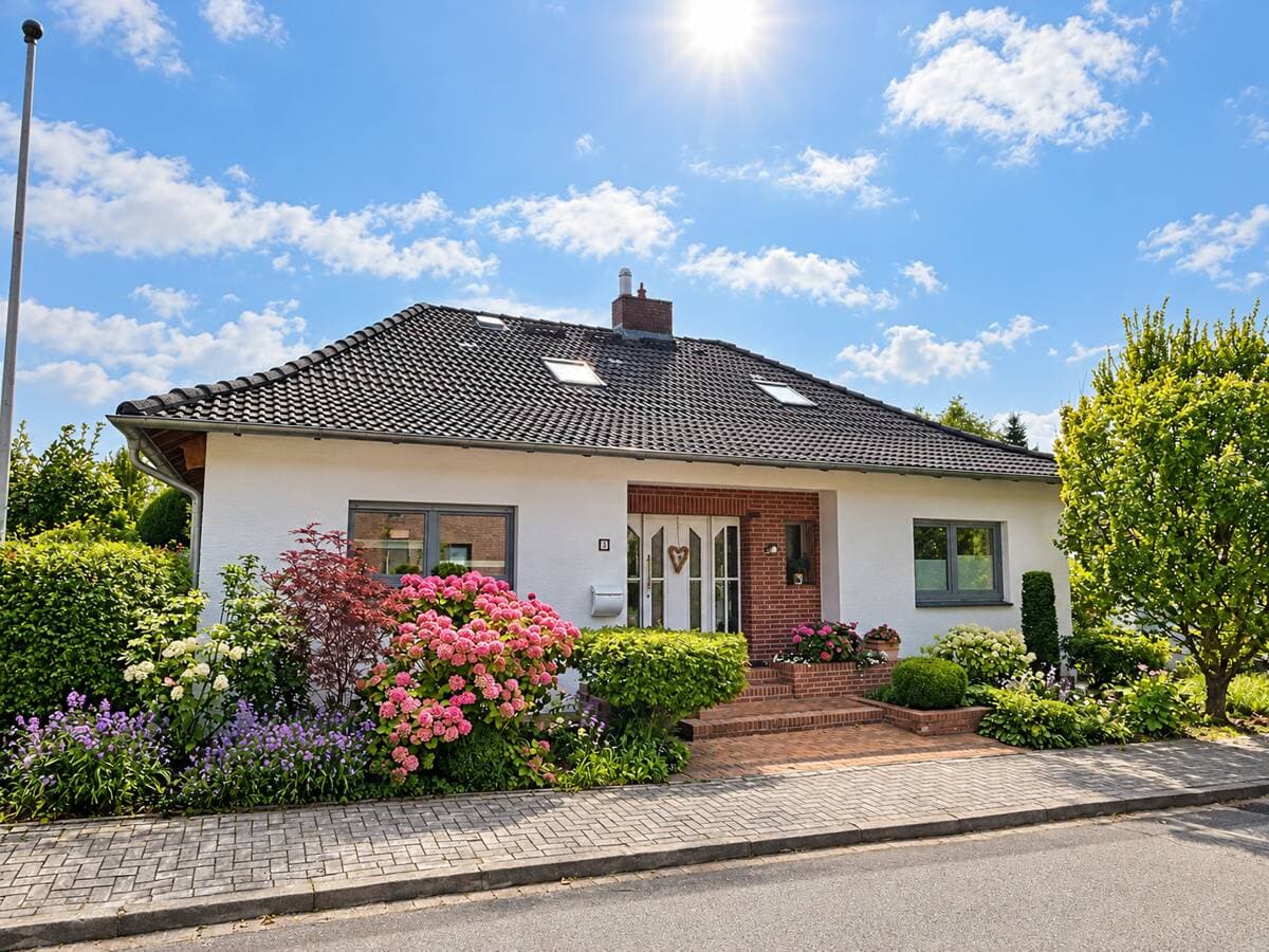 Bad Iburg – 175m², 5 Zi, 2 Bäder, Doppelgarage,Pool,Keller,PV-Anl.,Einbauk., 650m² Eigentumsgrdstk.