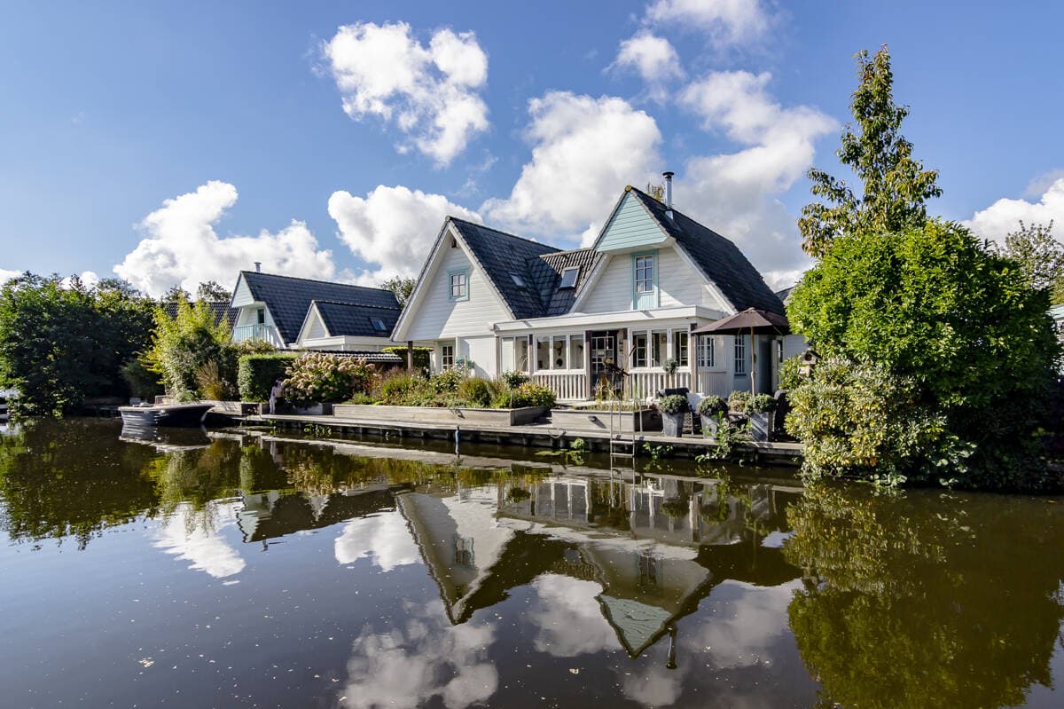 Lakehouse Holland – Großzügiges 10P Ferienhaus mit eigenem Bootsanleger.
