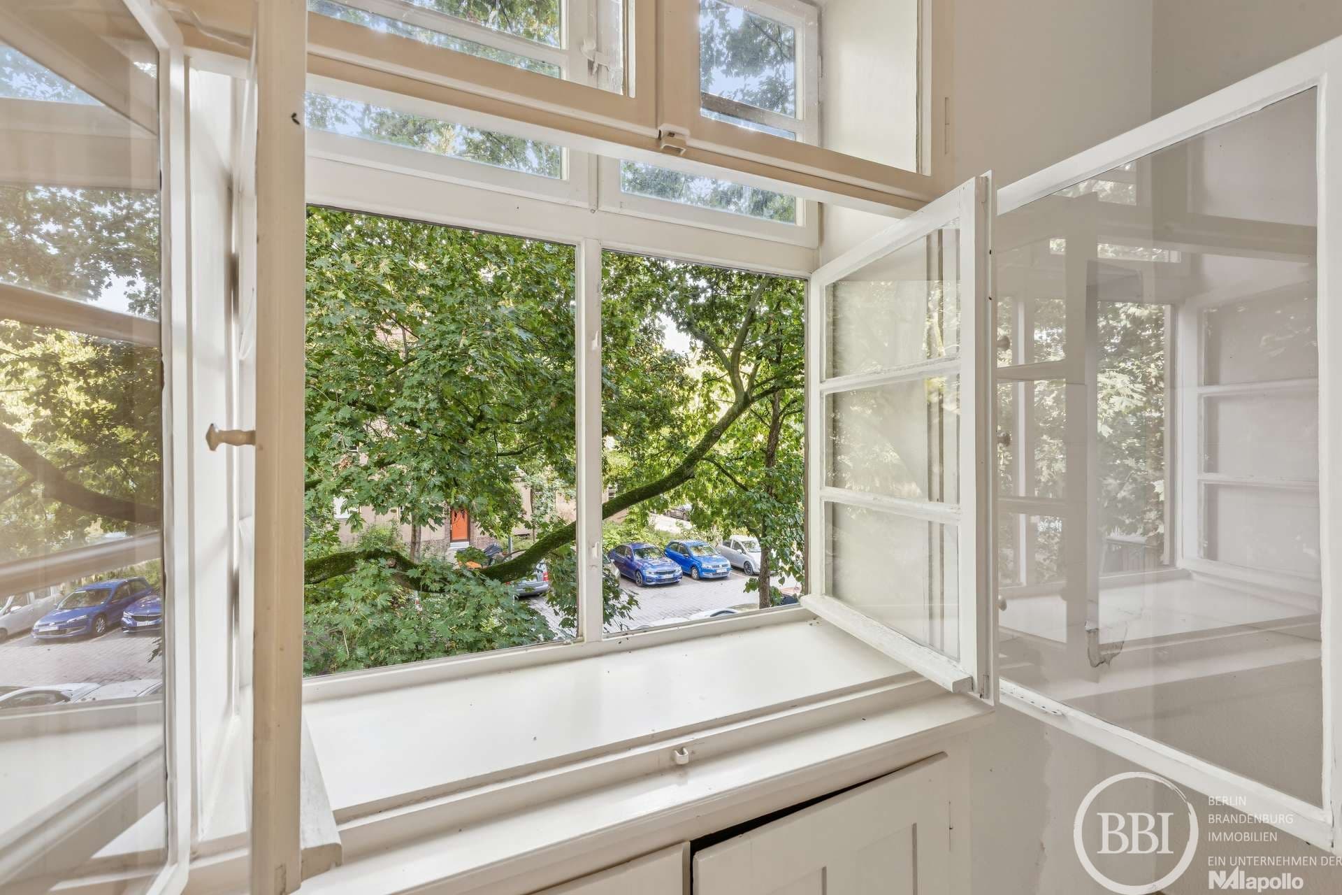Loggia ins Grüne: 1,5-Zimmer-Altbau mit Wohnküche und Tageslichtbad in Reinickendorf