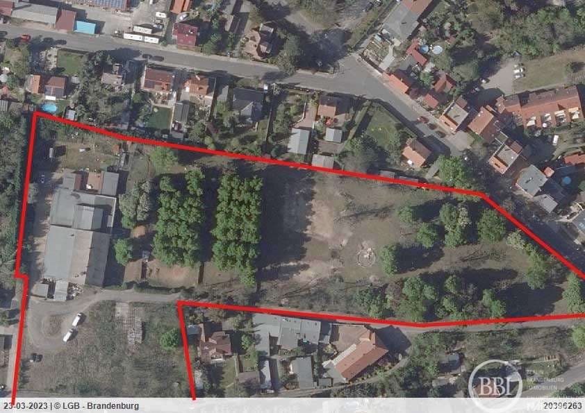 Rund 10.000 m² bebaubar: Grundstück mit 26.000 m² und Parkanlage, Luckenwalde