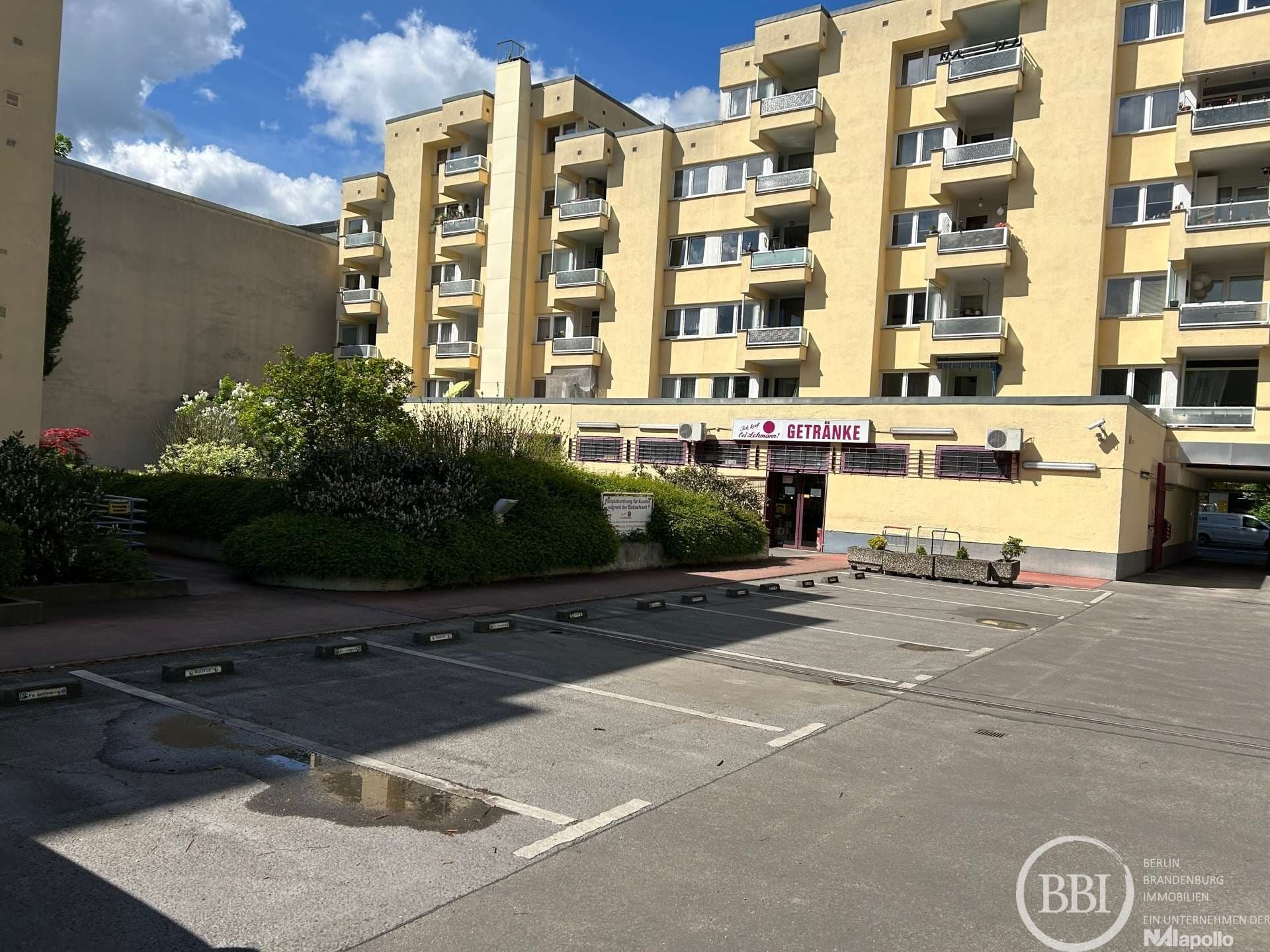 Bezugsfrei: 511 m² Ladenfläche mit 12 eigenen Stellplätzen in Schöneberg
