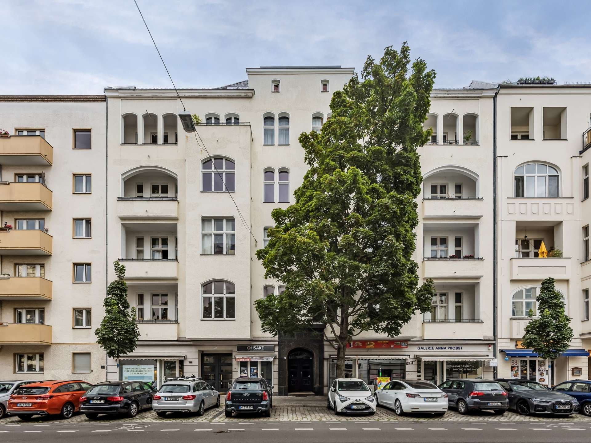 3-Zimmer-Altbauwohnung mit hohen Decken und neuem Balkon nahe Ludwigkirchplatz