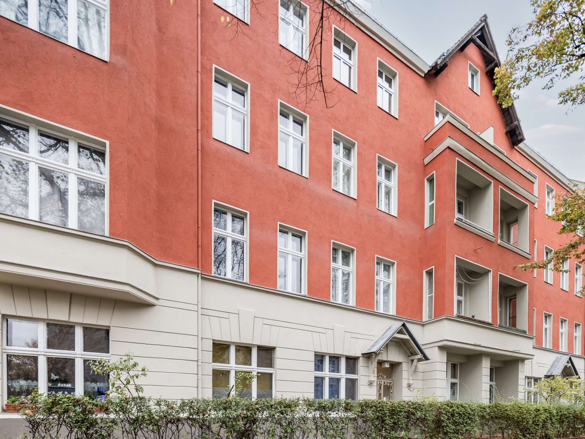 Kapitalanlage am Rüdesheimer Platz: 3-Zimmer-Altbauwohnung mit Loggia