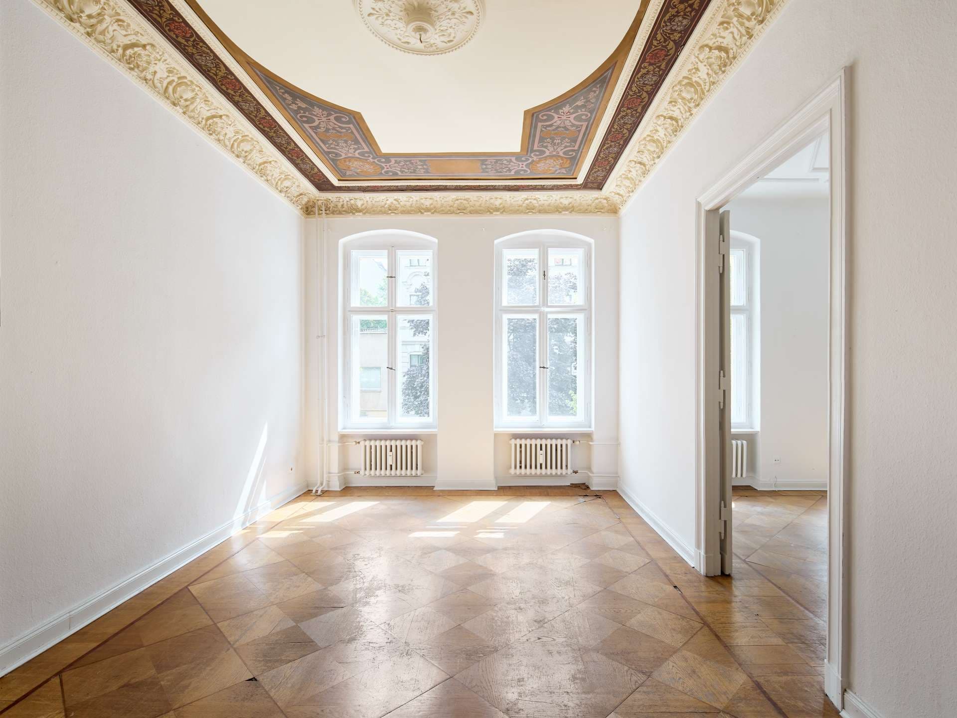 Einzigartiger Stuckaltbau mit Balkon im Wrangelkiez