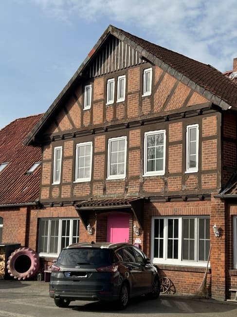 Historisches Bahnhofshotel mit Festsaal, Bühne, ehem. Gaststube und 5 Wohneinheiten auf dem Lande
