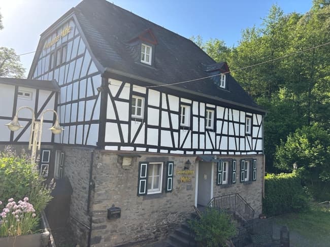 Historische ehem. Mühle von 1651 in Alleinlage unter der Burg Pyrmont