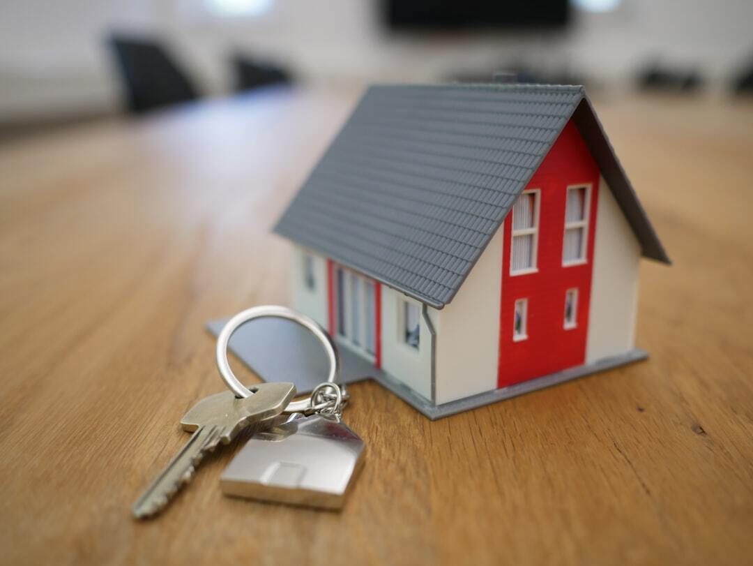 Hausmodell mit Schlüssel – Immobilien erfolgreich vermarkten