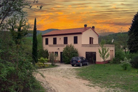 Traumhaft freistehendes Haus mit großem Grundstück mitten in Italien