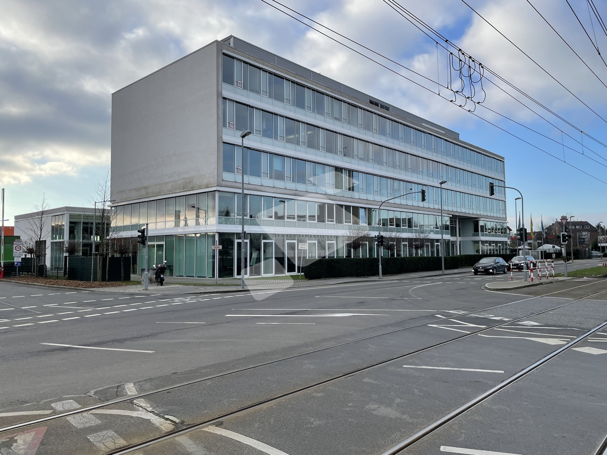 Moderne Büro- und Hallenflächen im linksrheinischen Düsseldorf