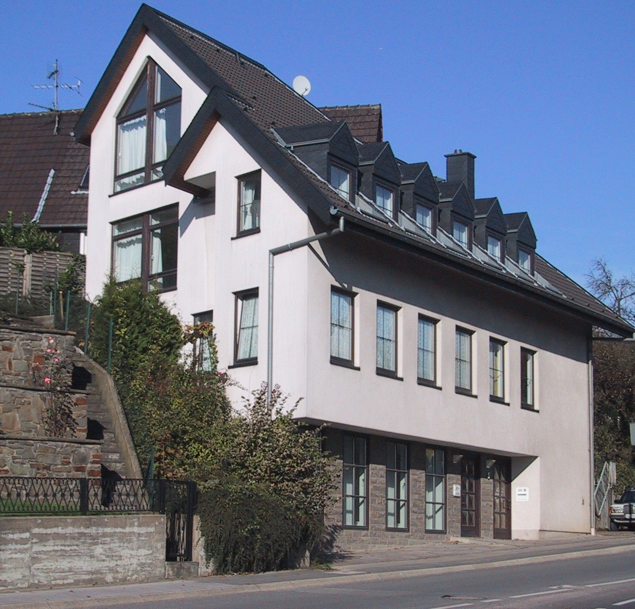 Individuelles Wohn- und Geschäftshaus nähe Schloss Bensberg