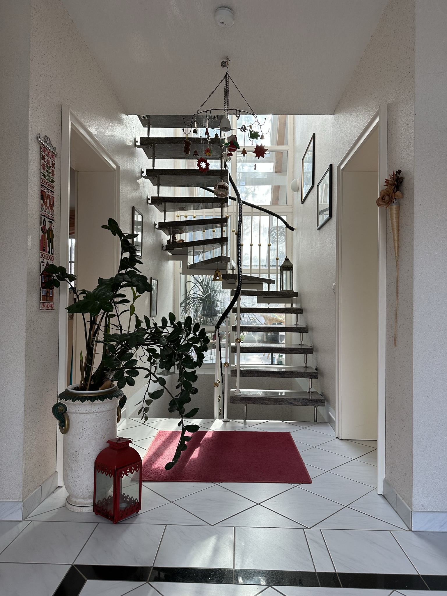 Stadtvilla mit 2 separaten Wohneinheiten, Vollkeller, Sauna, Wintergarten, 2x Einbauküche und 3 Bädern. Nutzung/Umbau für zwei Familien möglich. – Neubrandenburg, Meckl – Vorschaubild 4